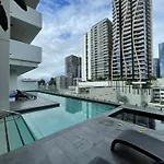 Views And Vibes - Free Parking - Great Location!