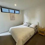 Views And Vibes - Free Parking - Great Location!