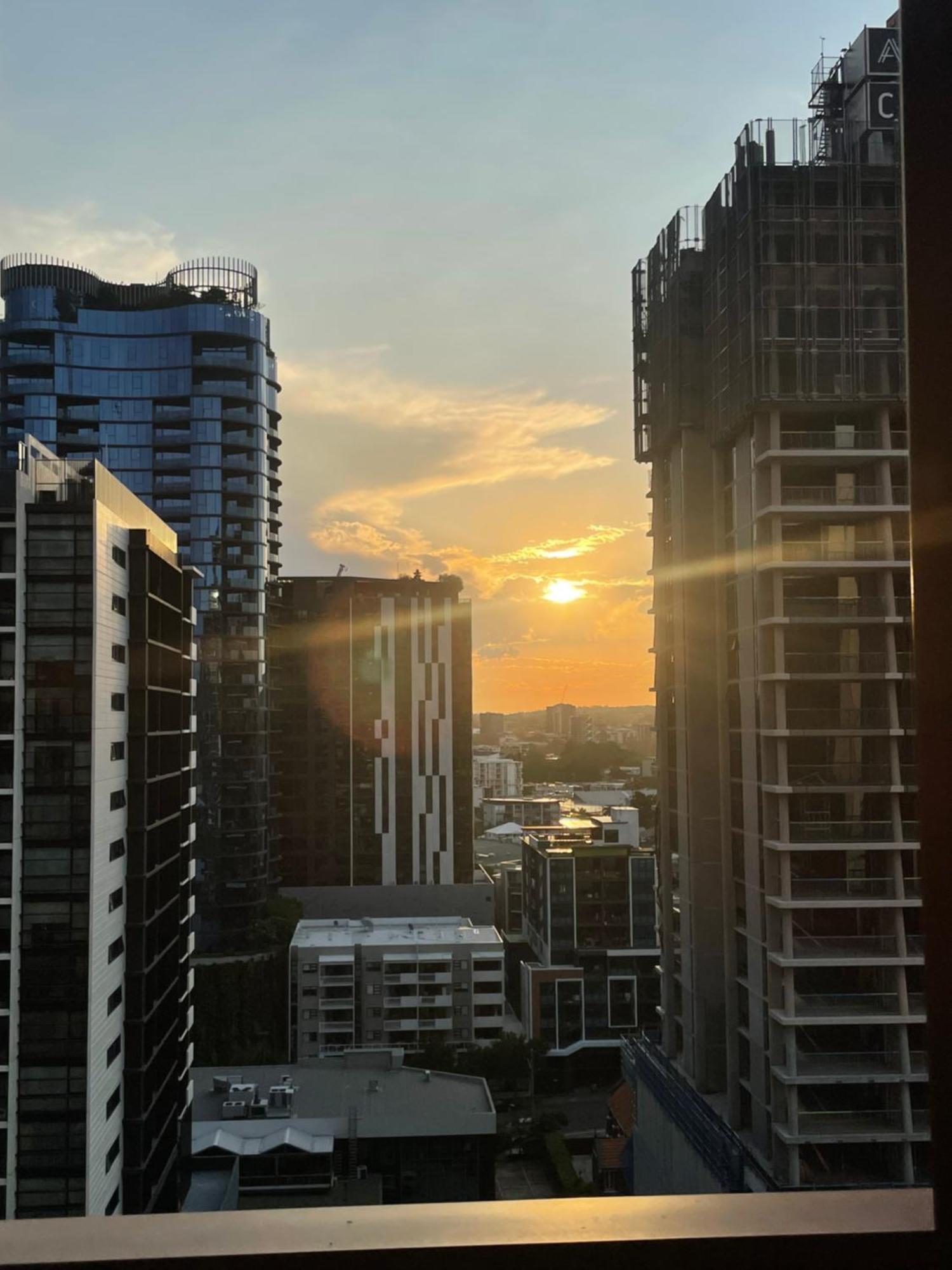 Views And Vibes - Free Parking - Great Location! *