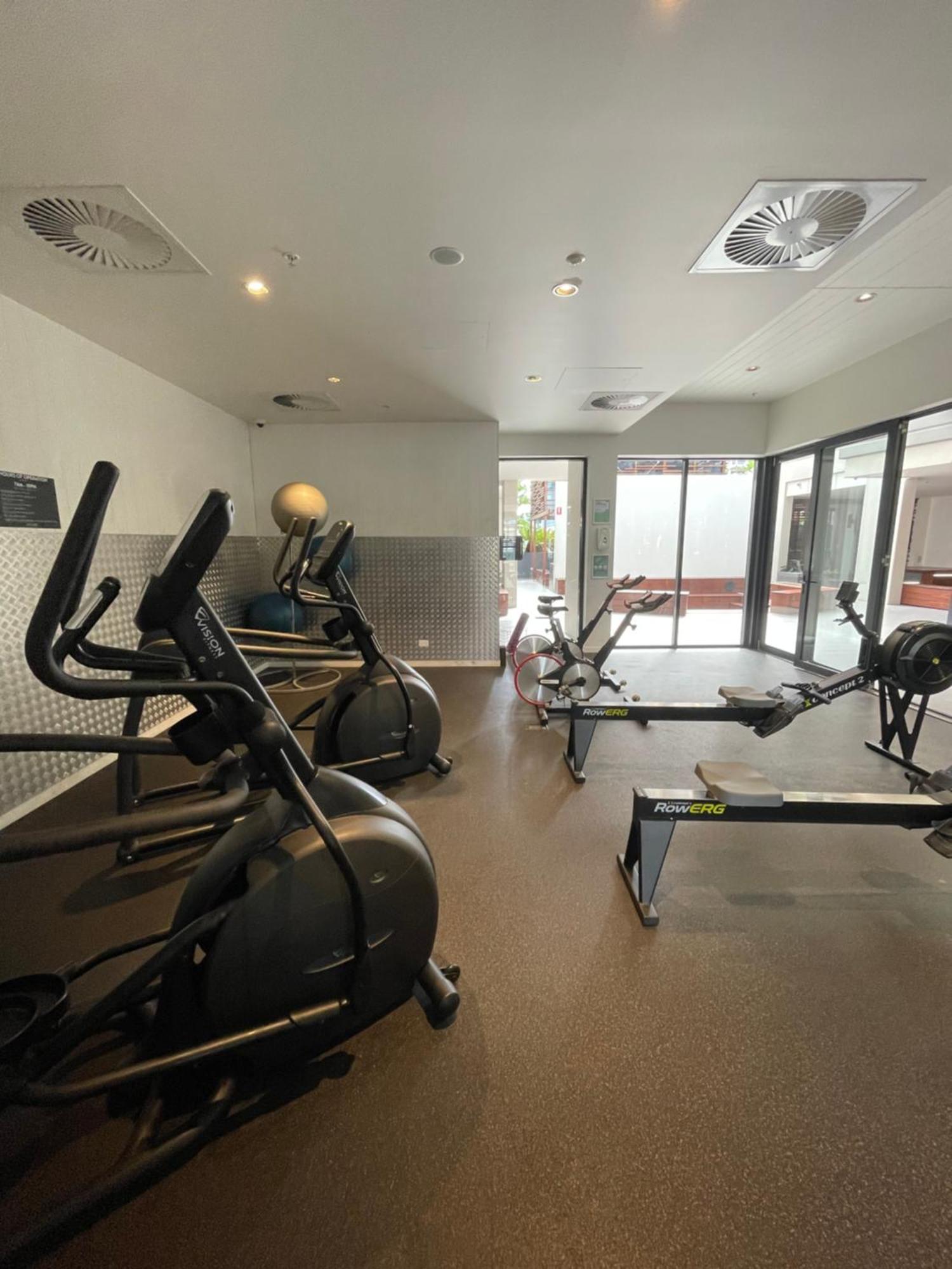 Apartment Views And Vibes - Free Parking - Great Location!