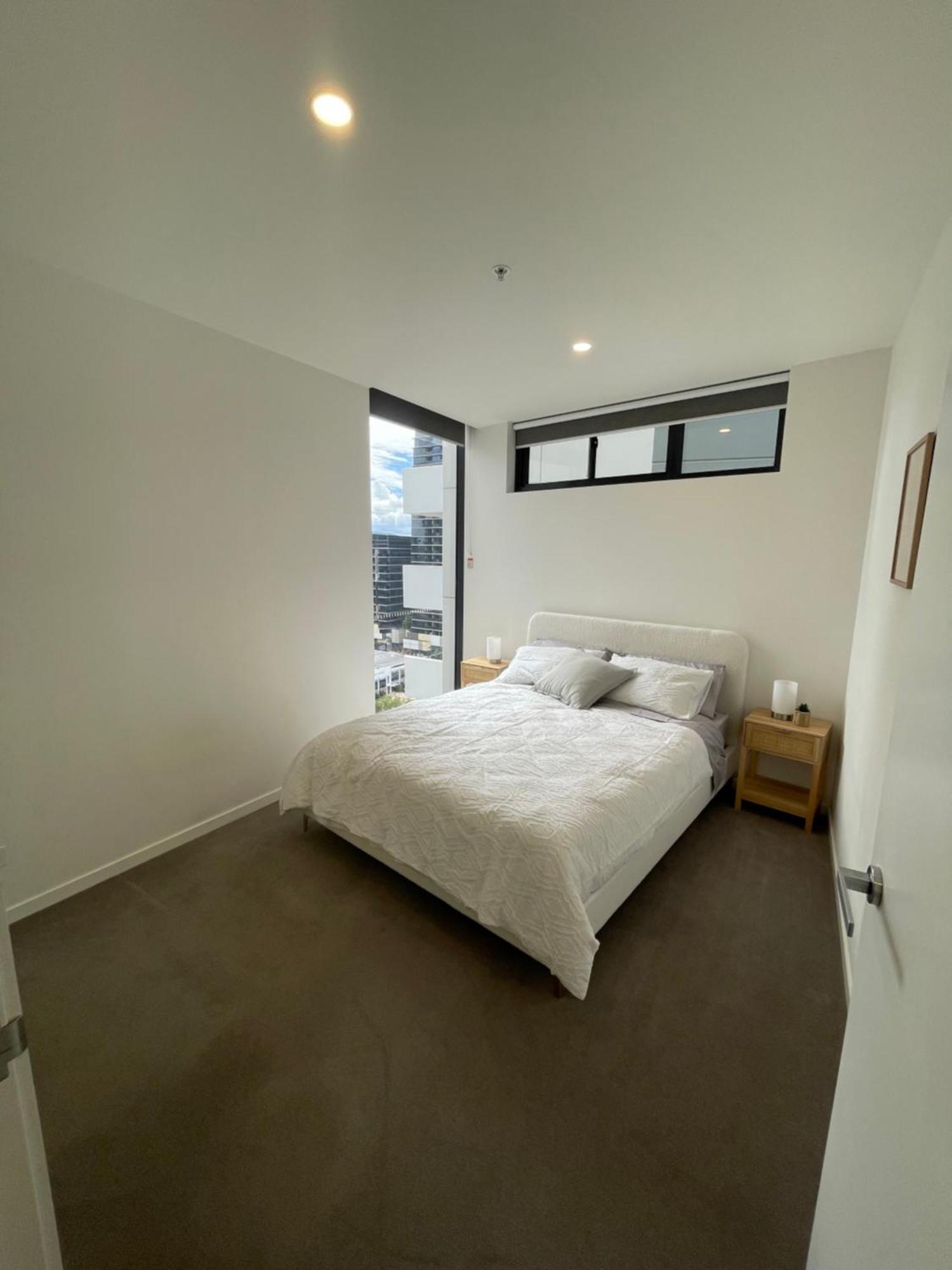 Apartment Views And Vibes - Free Parking - Great Location!