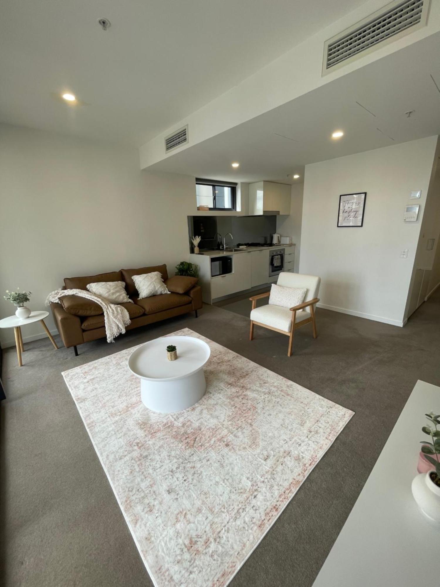 Apartment Views And Vibes - Free Parking - Great Location!