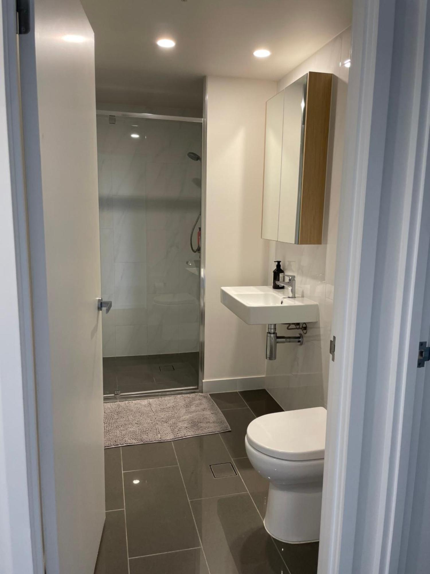 Views And Vibes - Free Parking - Great Location!