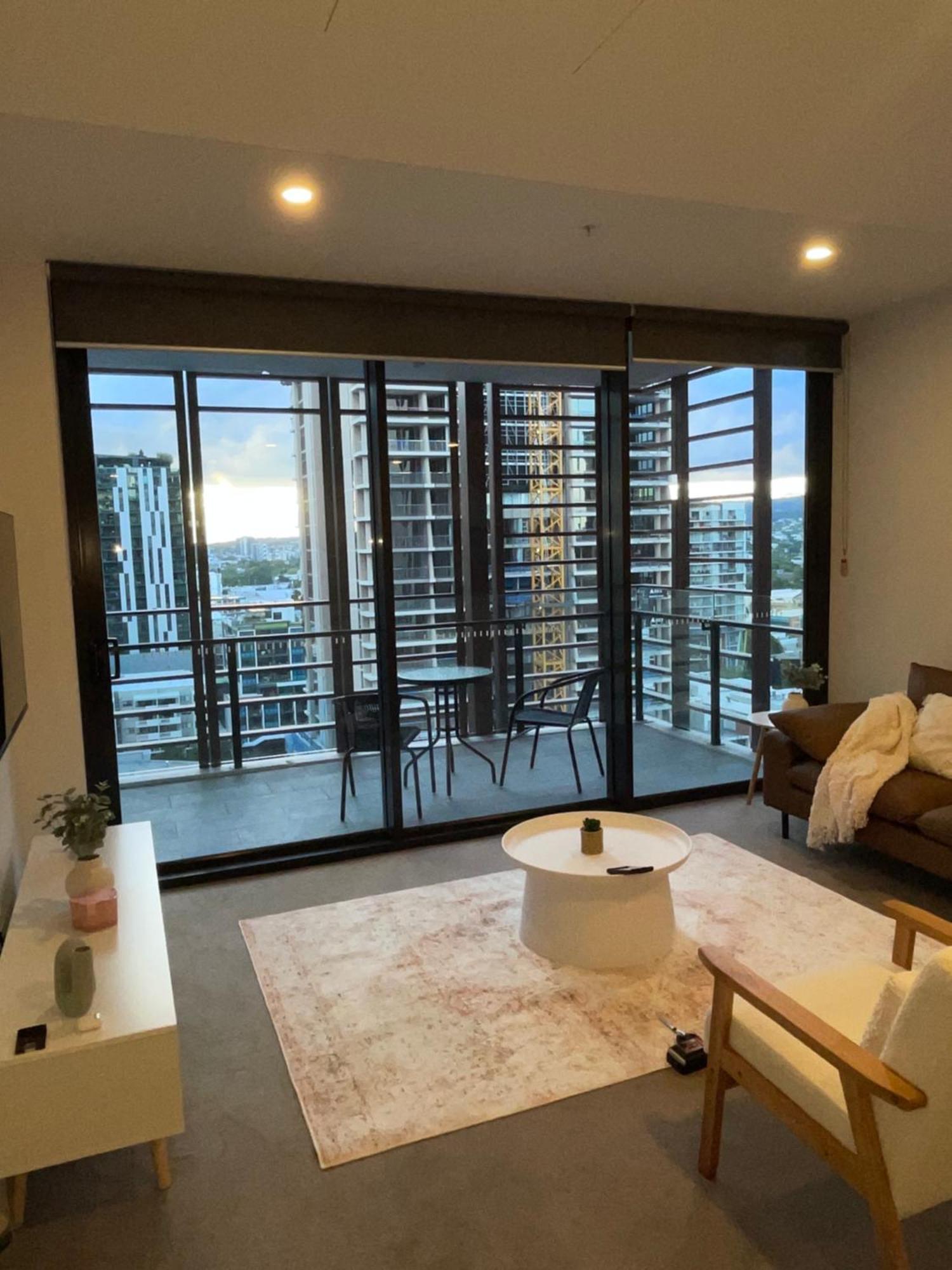 Views And Vibes - Free Parking - Great Location! Apartment *